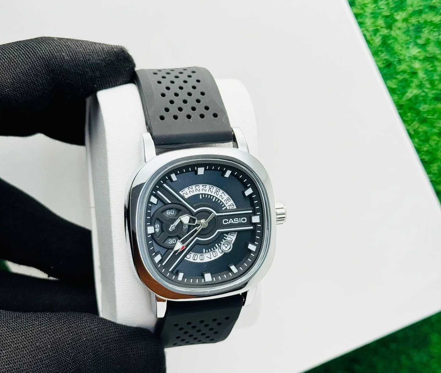 Analog Men’s Wrist Watch